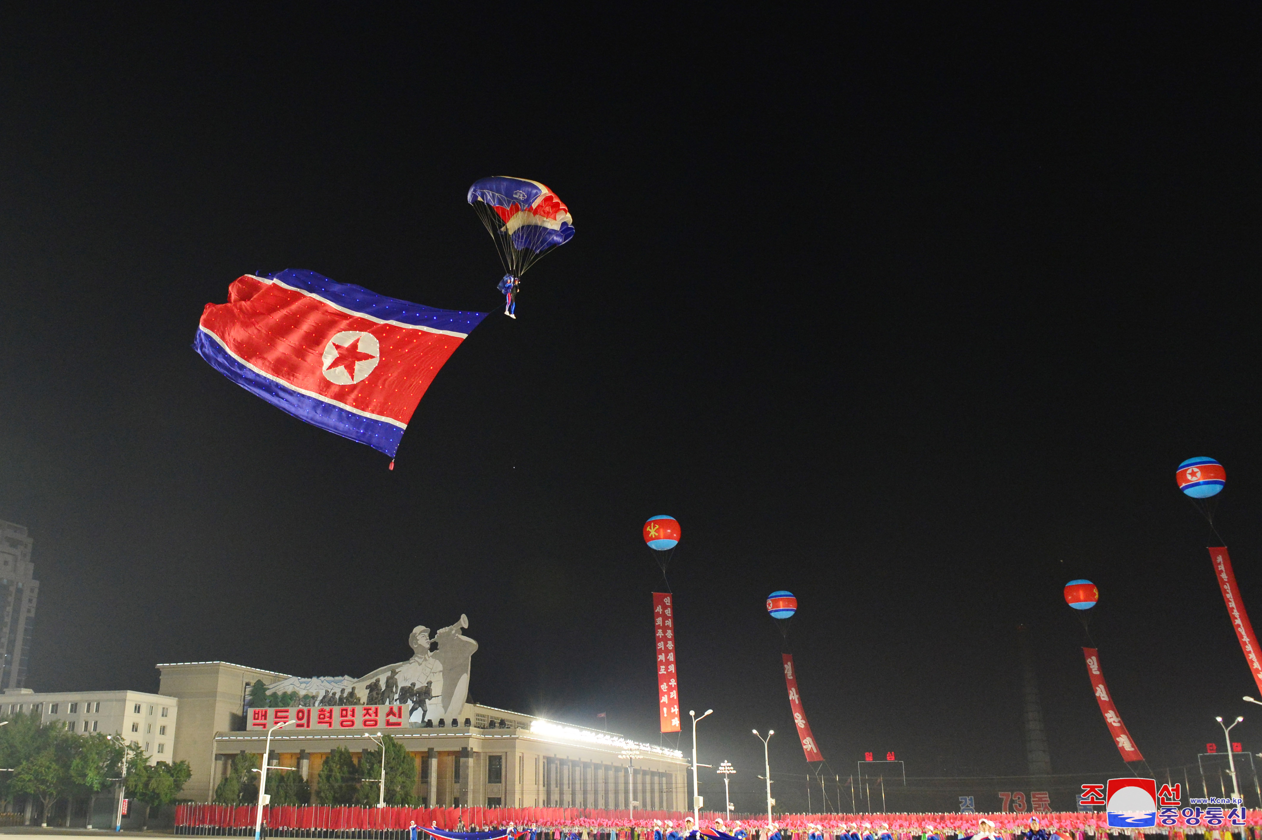 【图集】朝鲜夜间阅兵庆国庆 侧重增强内部凝聚