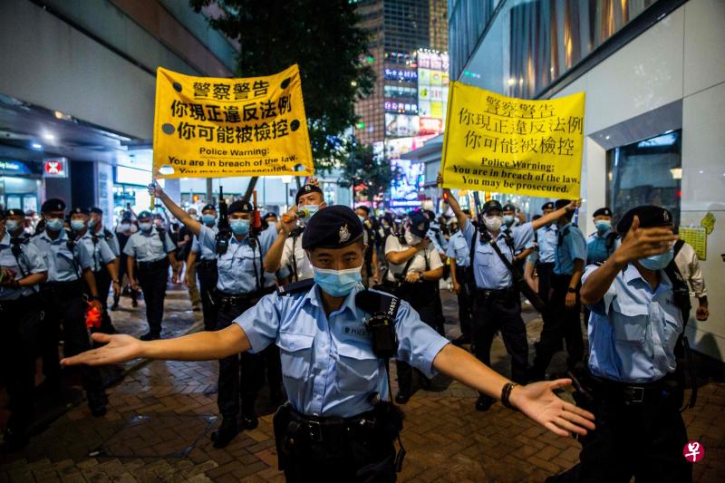 香港警方昨晚在铜锣湾街道举旗警告,并驱散在场聚集悼念六四的人士.