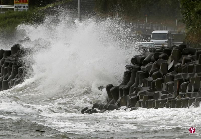 台风"海神"袭击日本南部,鹿儿岛县海岸波涛汹涌(路透社)