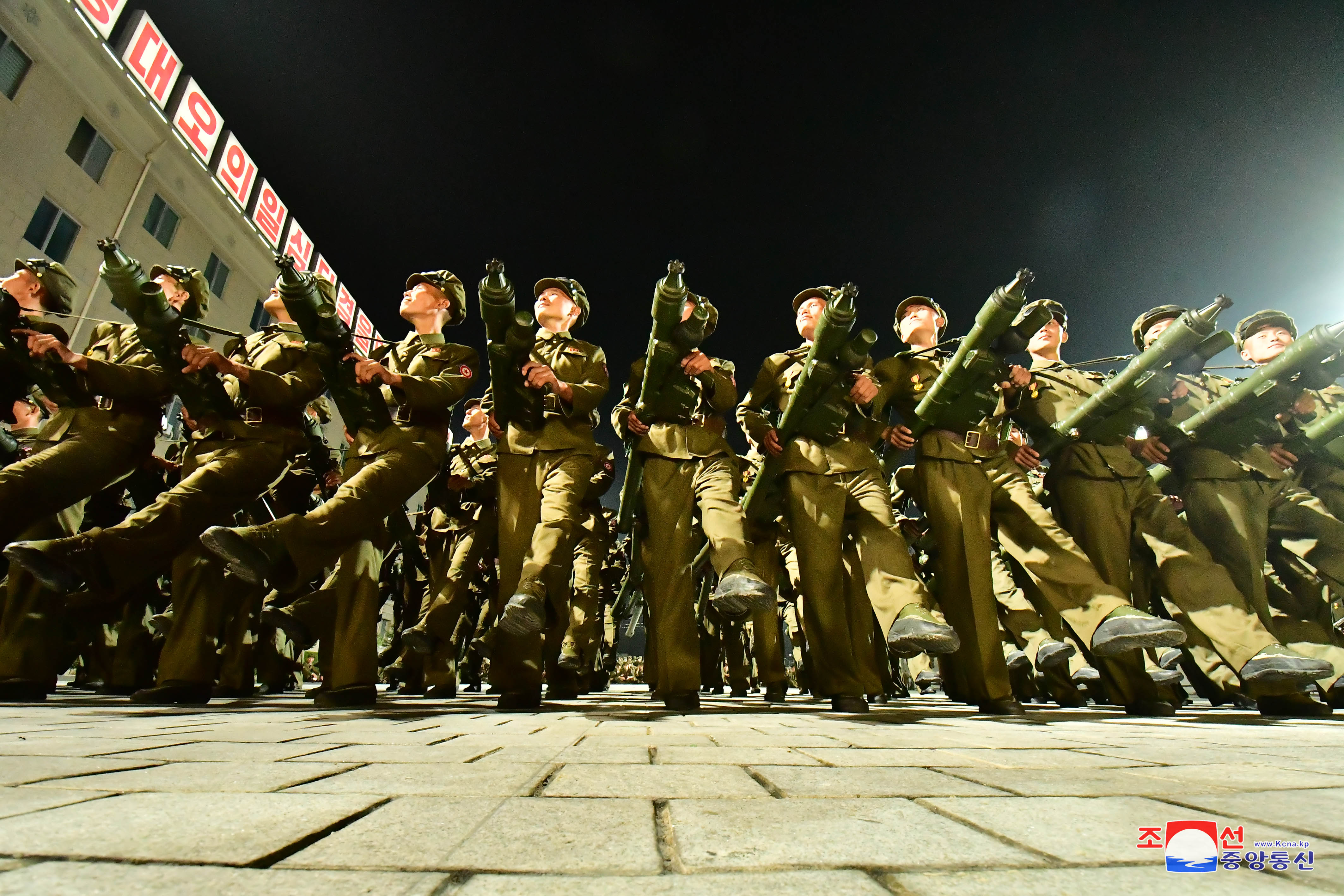 【图集】朝鲜夜间阅兵庆国庆 侧重增强内部凝聚