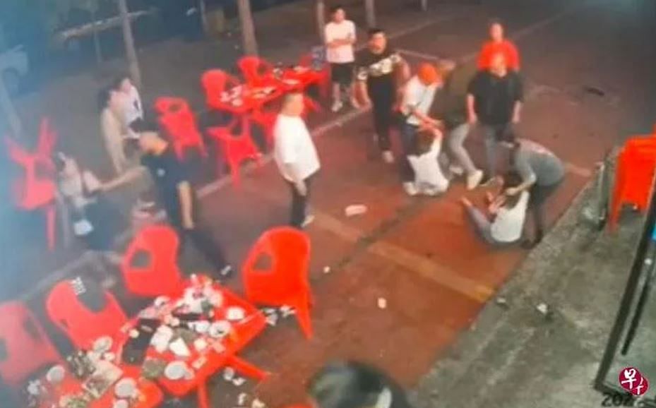 唐山烧烤店打人事件案发至今一个多星期,官方今天(21日)公布案件最新进展,包括众人高度关注的被打女子伤情。(互联网)