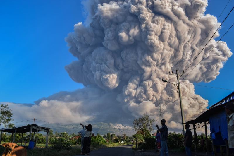 印尼錫納朋火山爆發灰柱高5000米 但航班未受影響