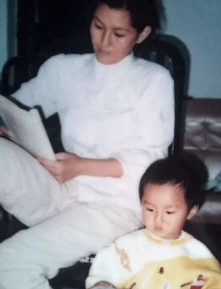 从乖儿子到强奸犯 吴亦凡和妈妈怎么走到今天?