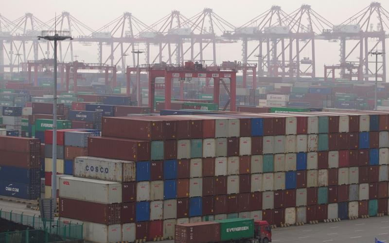上海和广东均把全年经济增长预期目标设在5.5％左右，3月出炉的中国经济增长目标预计与此相差不远。图为摄于本月13日的上海洋山深水港。（路透社）
