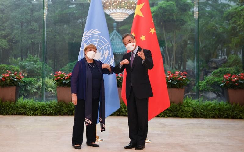 联合国人权事务高级专员巴切莱特（左）本月23日在中国广州会见中国外长王毅。（新华社）