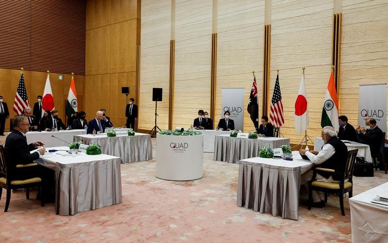 “四方安全对话”峰会昨天在日本首相官邸举行，与会领袖包括新就任的澳大利亚总理阿尔巴尼斯（左起）、美国总统拜登、日本首相岸田文雄，以及印度总理莫迪。（路透社）