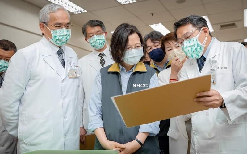 台湾总统蔡英文（中）昨天与台北副市长黄珊珊（右二）访视台北荣民总医院，了解第一线防疫状况。（取自面簿）