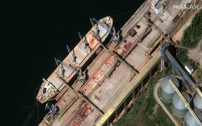 美国科企马克西科技上周四公布的卫星图像显示，一艘散货船在俄罗斯控制的克里米亚黑海港口塞瓦斯托波尔装载谷物。（路透社）