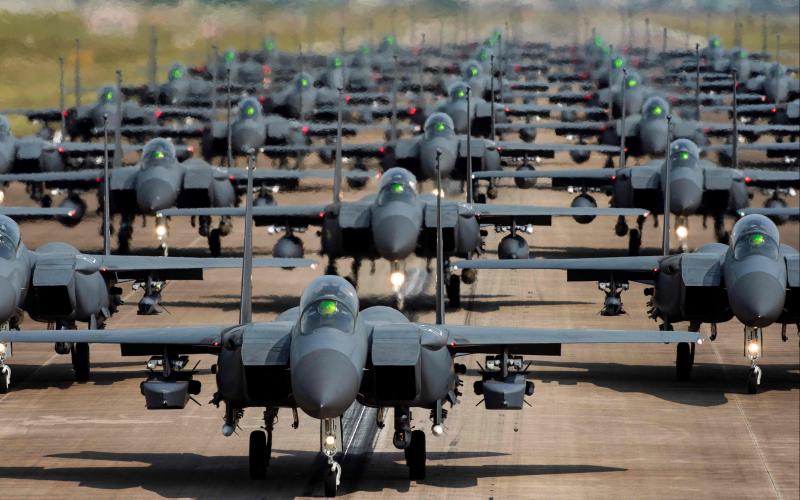 朝鲜发射导弹前夕，韩国空军进行了30多架F-15K战斗机全副武装列队集结于跑道的演习，以展示作战实力。（法新社）