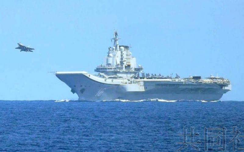 日本海上自卫队拍摄到辽宁舰5月15日在冲绳县冲大东岛近海太平洋演练舰载战机起降。（日本防卫省统合幕僚监部）