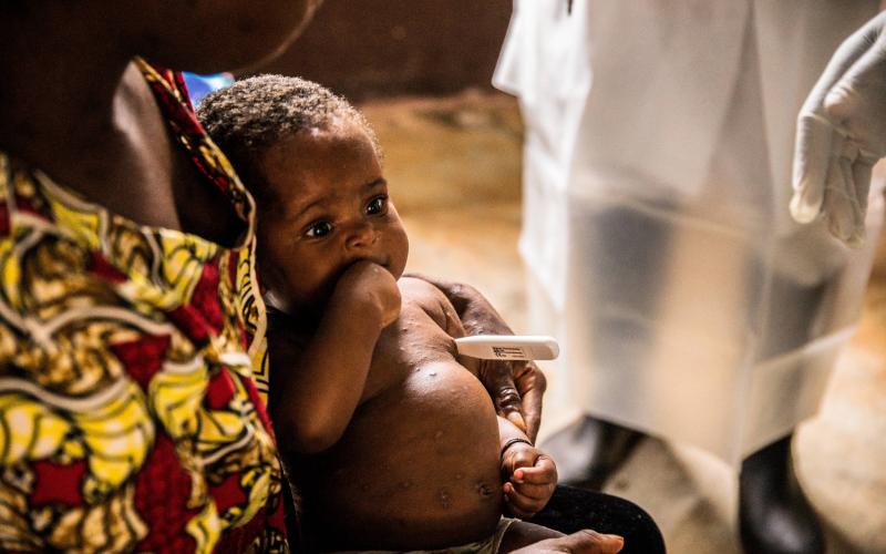中非共和国自2018年5月以来，把猴痘病毒列为“公共卫生威胁”。图为2018年10月，国际非政府医疗组织“无国界医生”在洛巴亚地区佐梅亚卡卡为感染猴痘病毒的妇女与孩子治疗。（法新社）