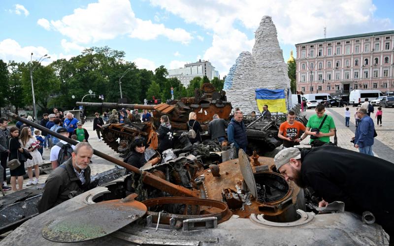 乌克兰首府基辅市中心周六举行“俄罗斯坦克”展，公开展示乌军这些日子的战斗成果，除了让民众参观一系列被乌军摧毁的俄罗斯军事装备之外，也借助鼓舞民众一起对抗敌军的士气。（法新社）