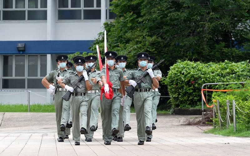 香港各大纪律部队正加紧演练中式步操，准备在七一回归庆典上表演。图为将在7月1日回归纪念日表演中式步操的香港警察仪仗队员，本月中旬位于黄竹坑的警察学院进行中式步操训练。（香港中通社）