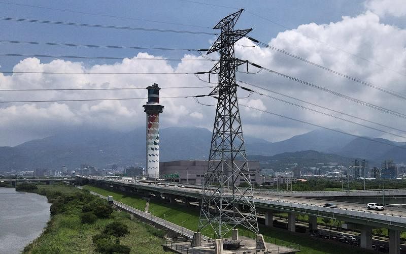 台湾电价费率审议会昨天决议，平均电价调幅为8.4%，其中高压、特高压的产业用电大户调涨15%。（中通社）