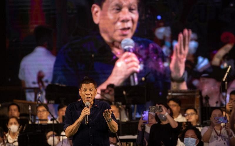 菲律宾总统杜特尔特上个星期天在马尼拉出席音乐会，并上台为到场的数千名支持者高歌一曲，答谢选民过去六年的支持。（路透社）