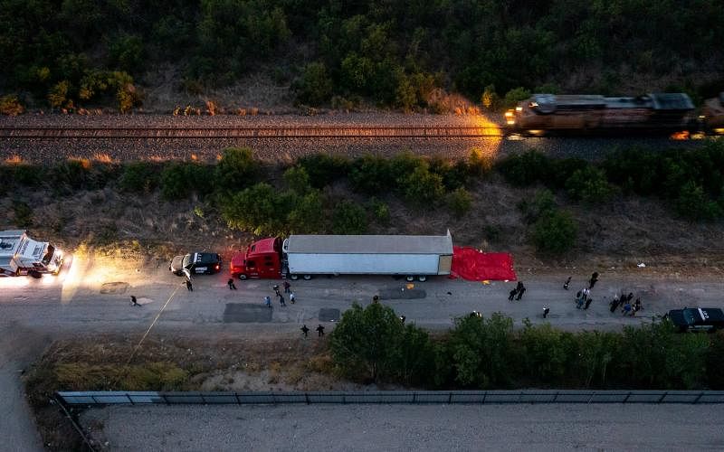 一辆停在得克萨斯州圣安东尼奥市南部郊区一处铁轨旁的卡车，发现多具偷渡者遗体，执法人员接获通报后到场展开调查。（法新社）
