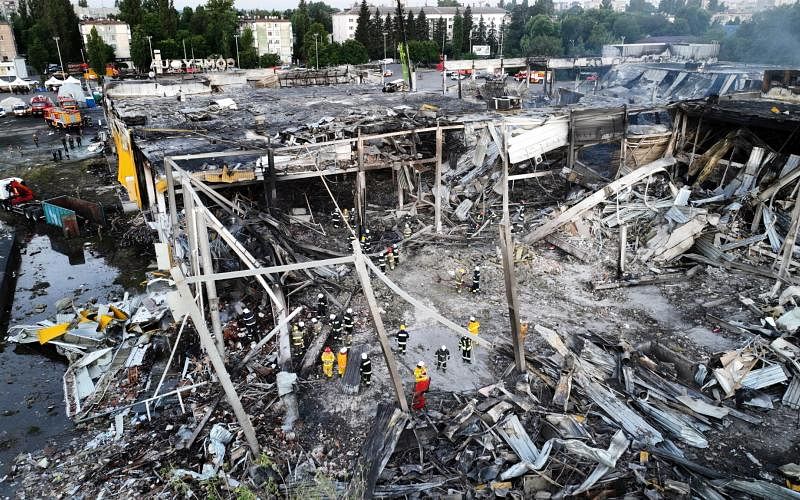 在乌克兰中部城市克列缅丘格，这个购物商场遭俄军导弹袭击后，整栋建筑物几乎全毁。搜救队日以继夜在废墟中搜寻生还者。（路透社）