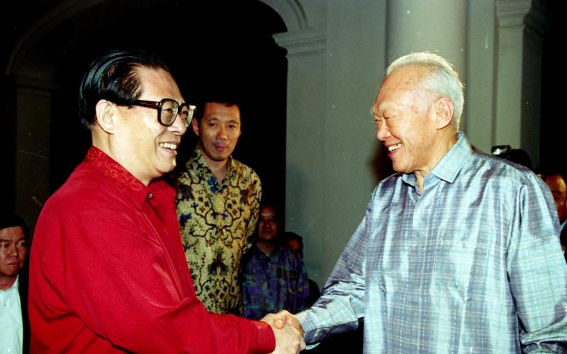中国前国家主席江泽民（左）1994年11月首次以国家领导人身份访问新加坡，当时李光耀资政（右）在总统府设私人晚宴招待他。江泽民和李光耀友情深厚，即便是在江泽民退休后，两人依然保持联系。（档案照片）