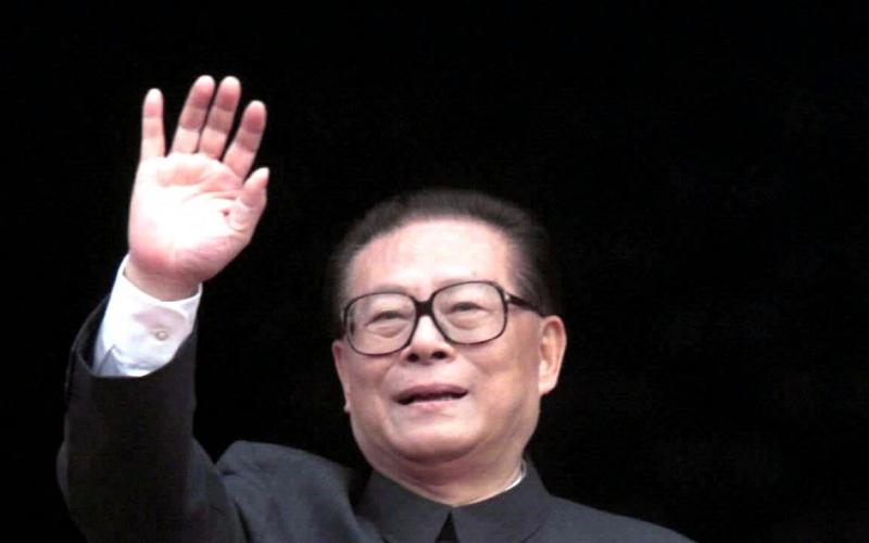 中共前总书记江泽民11月30日逝世，图为1999年10月1日，他在天安门出席中共建国50周年阅兵活动。（法新社）