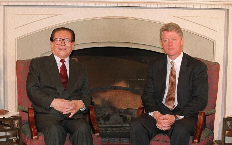 中共前总书记江泽民（左）喜欢在外交场合“秀”英语。图为1993年11月他在西雅图出席亚太经济合作组织领导人非正式会议期间，与时任美国总统克林顿会晤，这是中美领导人在八九政治风波后首次正式会晤。（法新社）