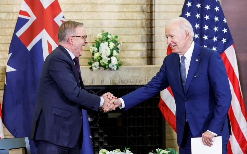 周二，澳洲新总理阿尔巴尼斯在东京与美国总统拜登进行了双边会晤。（路透社） 