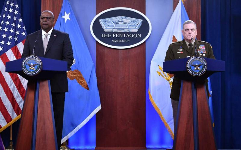 美国防长奥斯汀（左）和美军参谋长联席会议主席米利周一在新闻发布会宣布，20个国家将为乌克兰提供新安全援助配套。（法新社） 