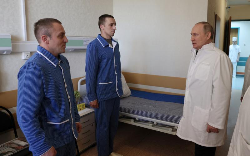 普京（右）周三到莫斯科一家军方医院探望在俄乌战争中受伤的俄国士兵，并赞扬他们全部都是英雄。（路透社） 