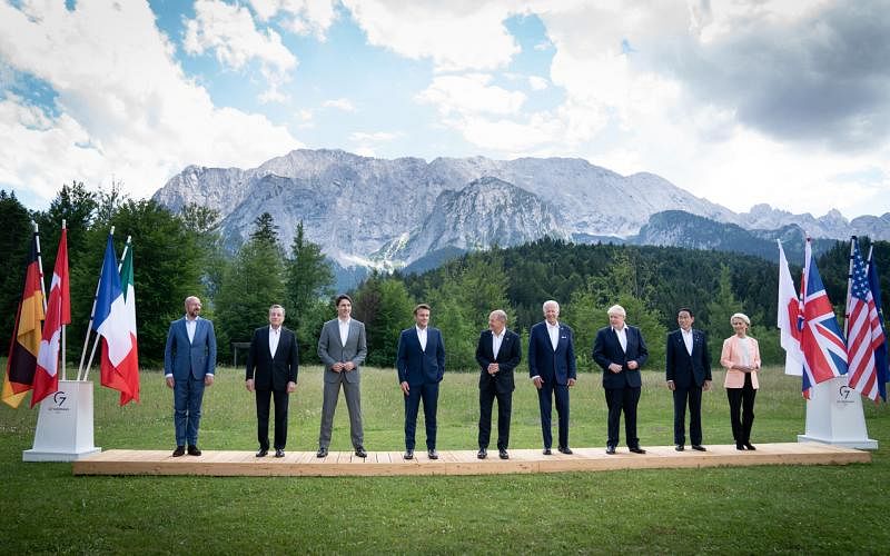 G7领导人6月26日在德国巴伐利亚州阿尔卑斯山埃尔毛宫聚首。左起为欧洲理事会主席米歇尔、意大利总理德拉吉、加拿大总理特鲁多、法国总统马克龙、德国总理朔尔茨、美国总统拜登、英国首相约翰逊、日本首相岸田文雄和欧盟委员会主席冯德莱恩。（路透社） 