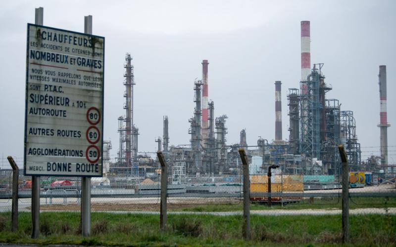 欧盟2日同意对俄罗斯原油设置每桶60美元的价格上限。图为法国塞纳-马恩省的一座炼油设施。（彭博社） 