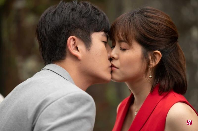 黄靖伦(左)和林柏妤不久前拍完吻戏.(tvbs图)