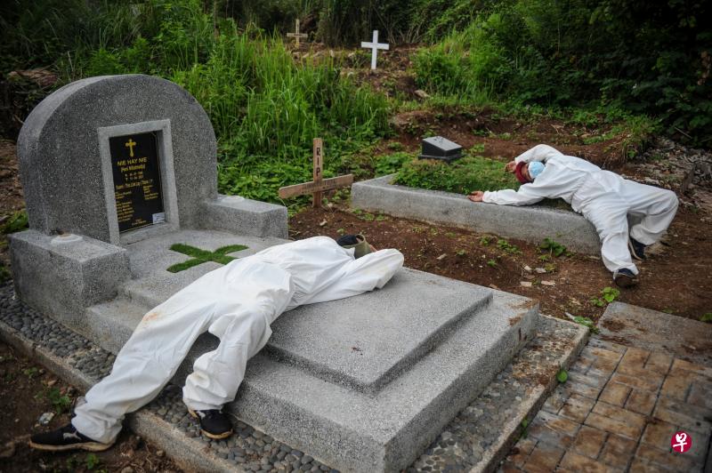 印尼冠病疫情严峻,昨天又有164人病死,殡葬工人疲于奔命