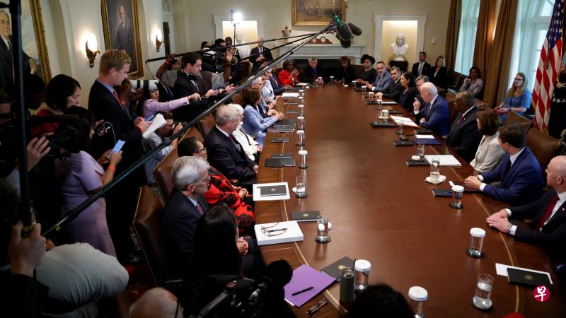 美国总统拜登上任半年来的第一次内阁全体会议挤满了人,与会者包括