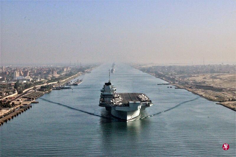 英国海军伊丽莎白女王号航空母舰7月6日航行通过埃及苏伊士运河