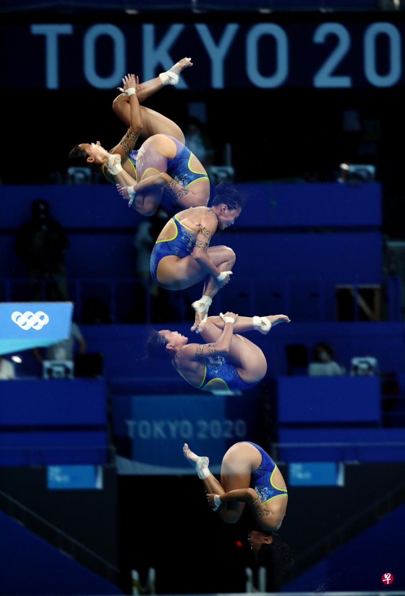 抱膝翻腾,林升艳尽力完成每一跳.