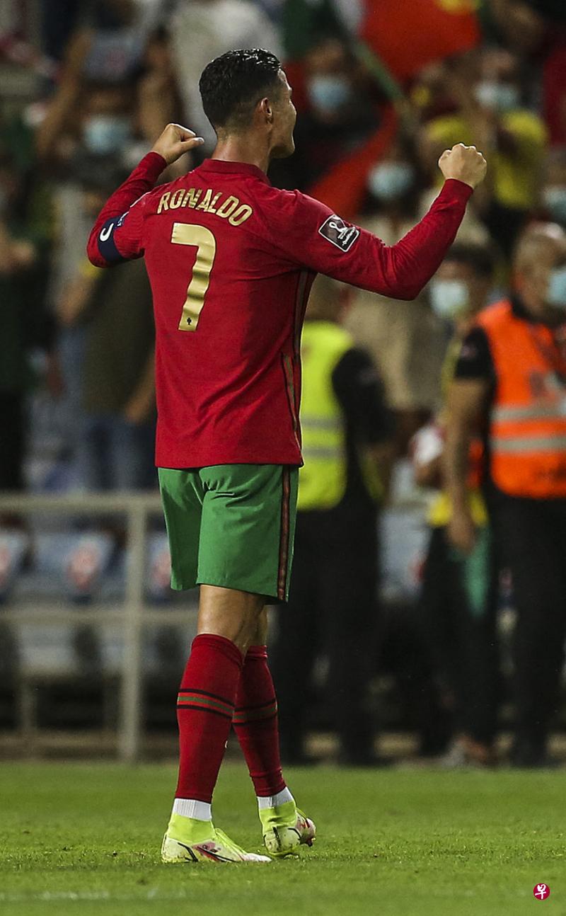 重回老特拉福德球场的"帅罗"罗纳尔多(ronaldo)将再次穿上7号球衣