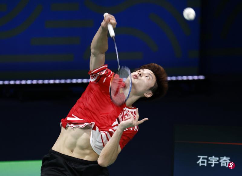中国男单石宇奇在苏迪曼杯轻松取得个人首场胜利.(中新社)