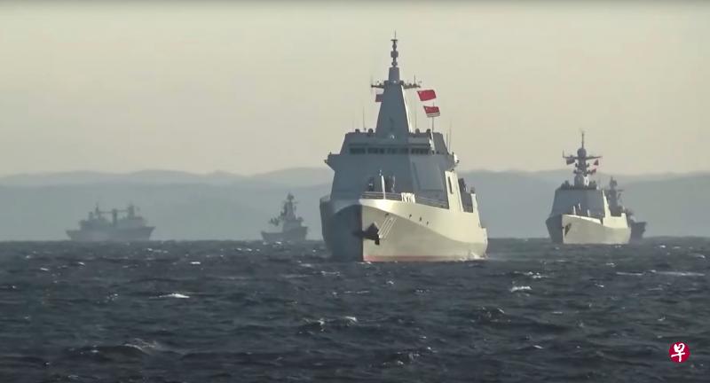 从俄罗斯国防部前天公布的视频画面截图显示，中俄海军舰艇编队在日本海展开联合海上战略巡航。（路透社）