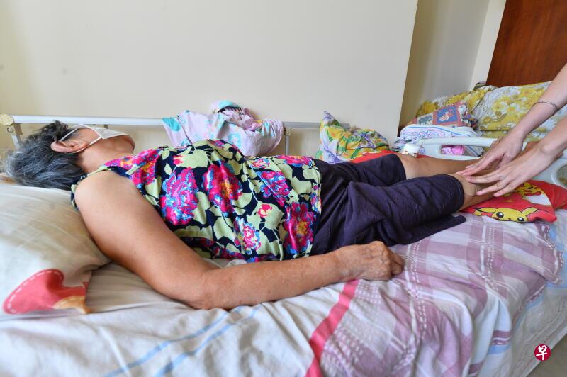 老妇洪女士跌倒后在家休养.