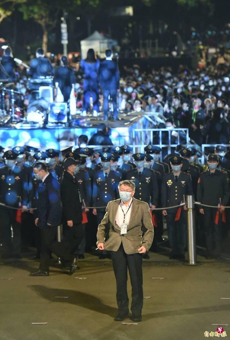 柯文哲出席台总统府升旗礼 “被罚站”引发民众党员不满