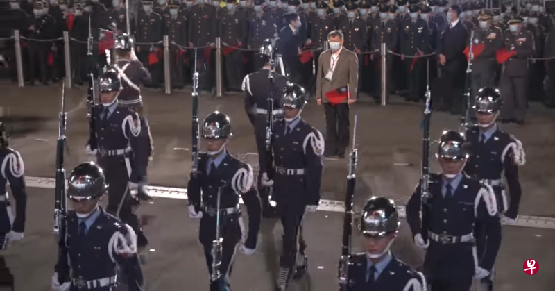 柯文哲出席升旗礼被形容像“总统阅兵”
