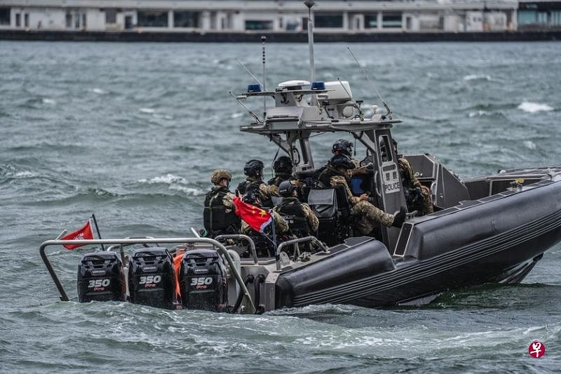 香港警方昨天上午在港岛湾仔一带加强防卫，包括在维多利亚港海面派遣警队反恐小组和水警快艇巡逻。（彭博社）