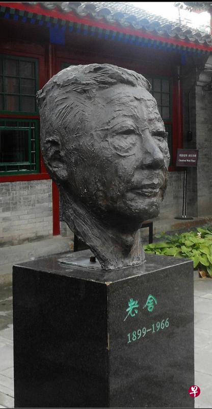 在北京的老舍纪念馆,竖立着老舍的塑像(互联网)