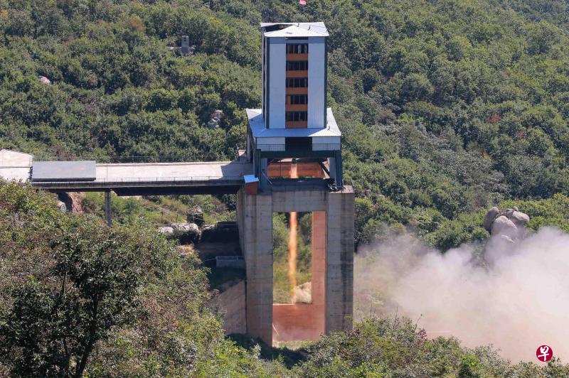 朝中社昨天发布照片显示,在朝鲜西海卫星发射场,该国科学家测试新型