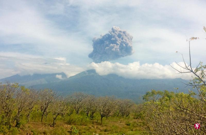 印尼龙目岛火山喷发 400游客获疏散仍在搜寻50登山者