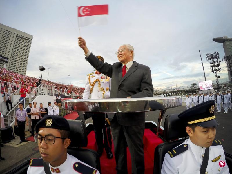 他在检阅仪仗队后登上检阅礼车绕场,向民众挥手致意.(梁伟康摄)