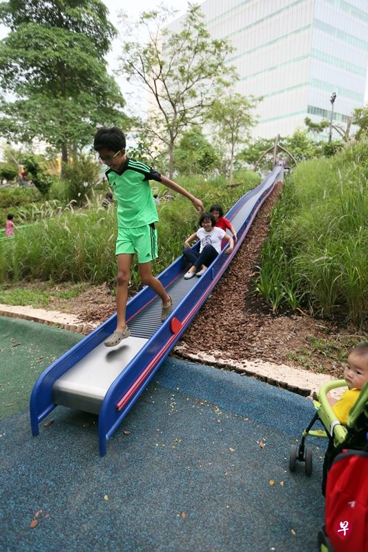 玩乐者滑下时,旁边led灯会亮起的32米长滚筒滑梯,每晚7时至11时会"