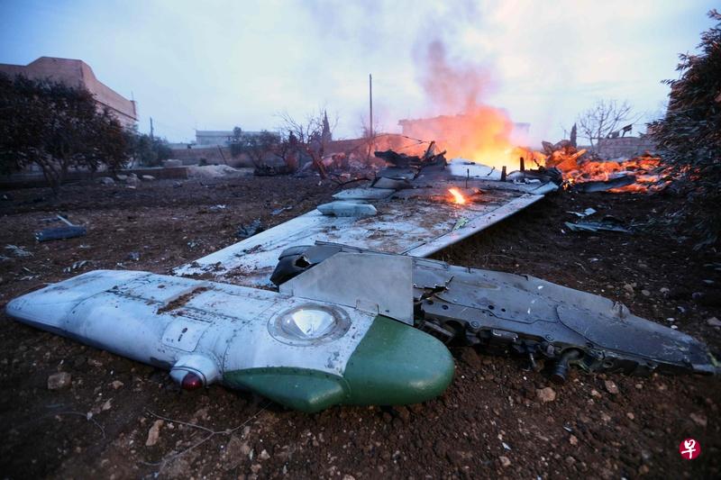 俄罗斯战机遭击落,机体残骸起火燃烧(法新社)