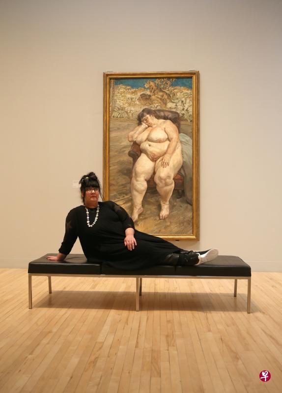 英国画家弗洛伊德模特儿sue tilley在以她为主角的裸体油画《狮子毯上