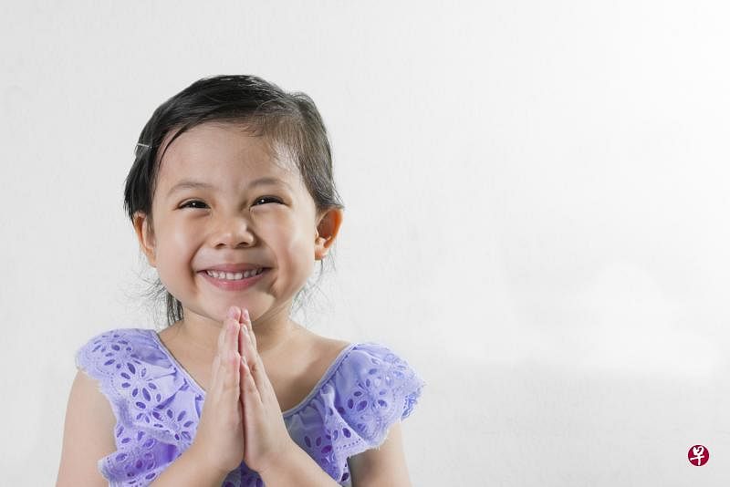 泰国小朋友双手合十问好最美的称呼是真诚的笑容(istock照片)