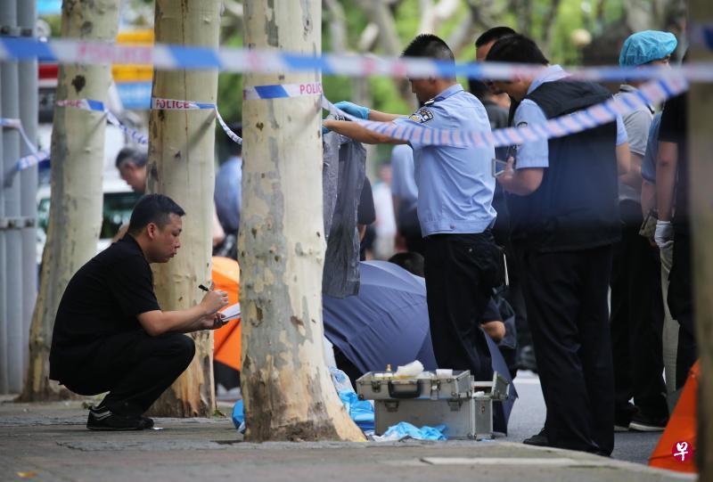 一名男子昨天在上海世外小学附近持刀砍人,造成两名小学生身亡,另有